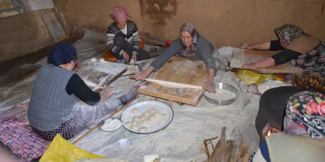 Bir yazın bir de kışın yapıyorlar! İmece usulü herkesi bir araya getiriyor: Sabah başlayan mesai geç saatlere kadar sürüyor 2